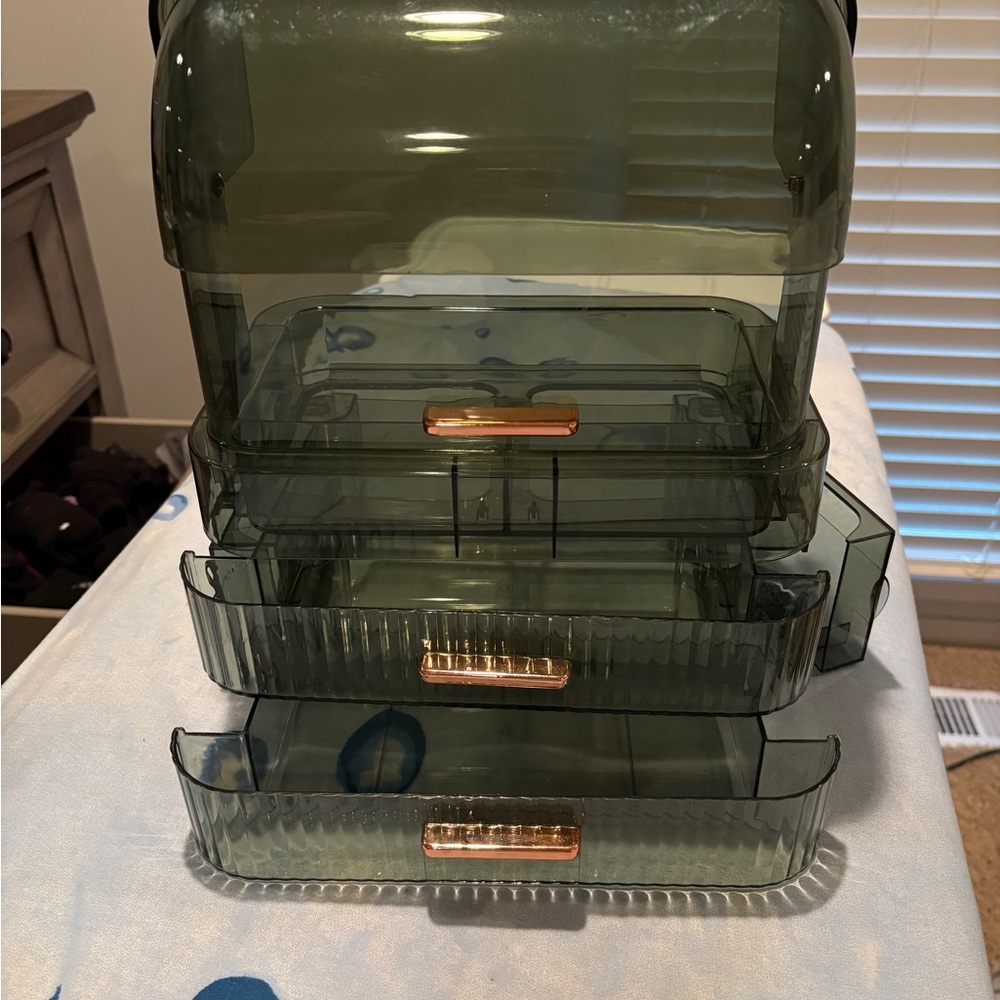 Green Acrylic Makeup Organizer - Picture 4 of 6